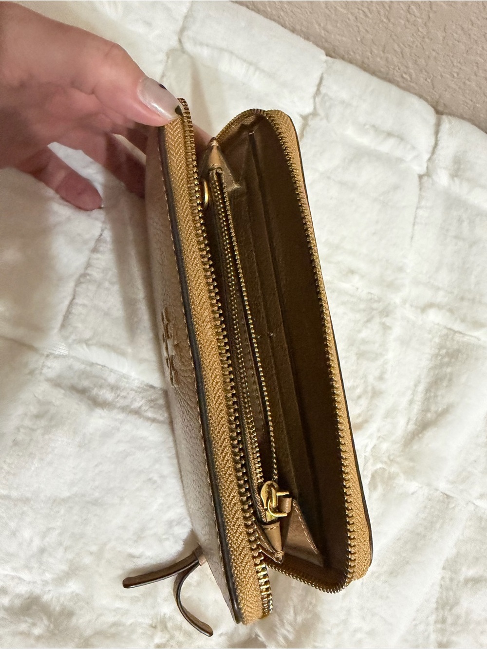Tory Burch Thea Zip-Around Continental Wallet in Tan Pebbled Leather - Picture 4 of 6